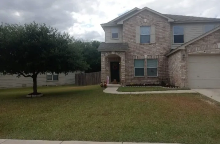 Reliable lawn mowing service experts serving Converse, TX - Royalty Legacy Lawn Service and Landscaping