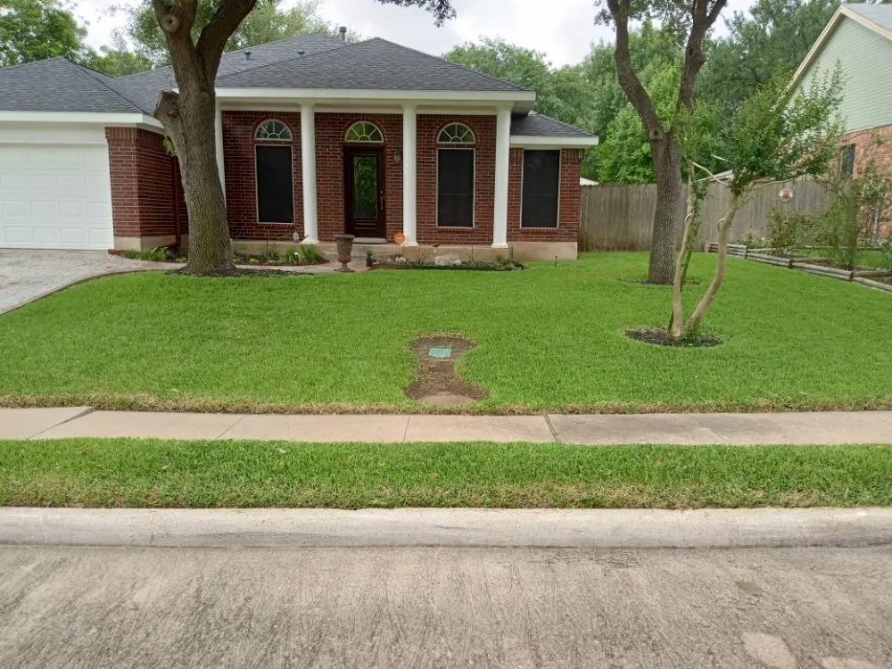 Trusted yard maintenance in Manor, TX - ROY'S LAWN SERVICE