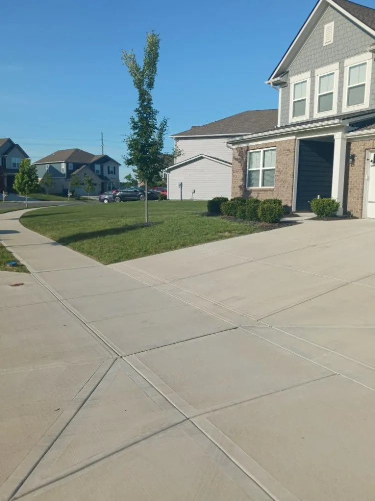 Affordable lawn care service in Noblesville, IN by Roy's Mowing Services