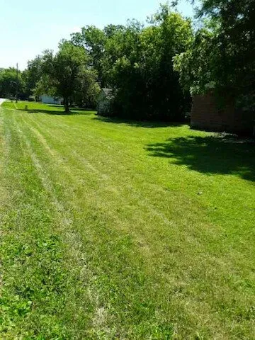 Custom yard cleanup service for residential properties in Sycamore, IL by Ruben Armas Landscaping