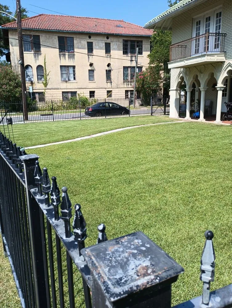 Custom lawn care service in New Orleans, LA by Ruben's Lawn Care