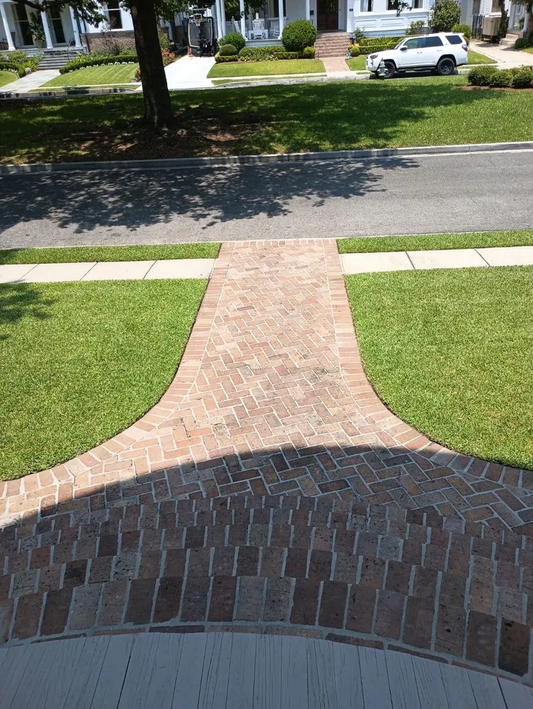 Local garden landscaping for homes in New Orleans, LA by Ruben's Lawn Care