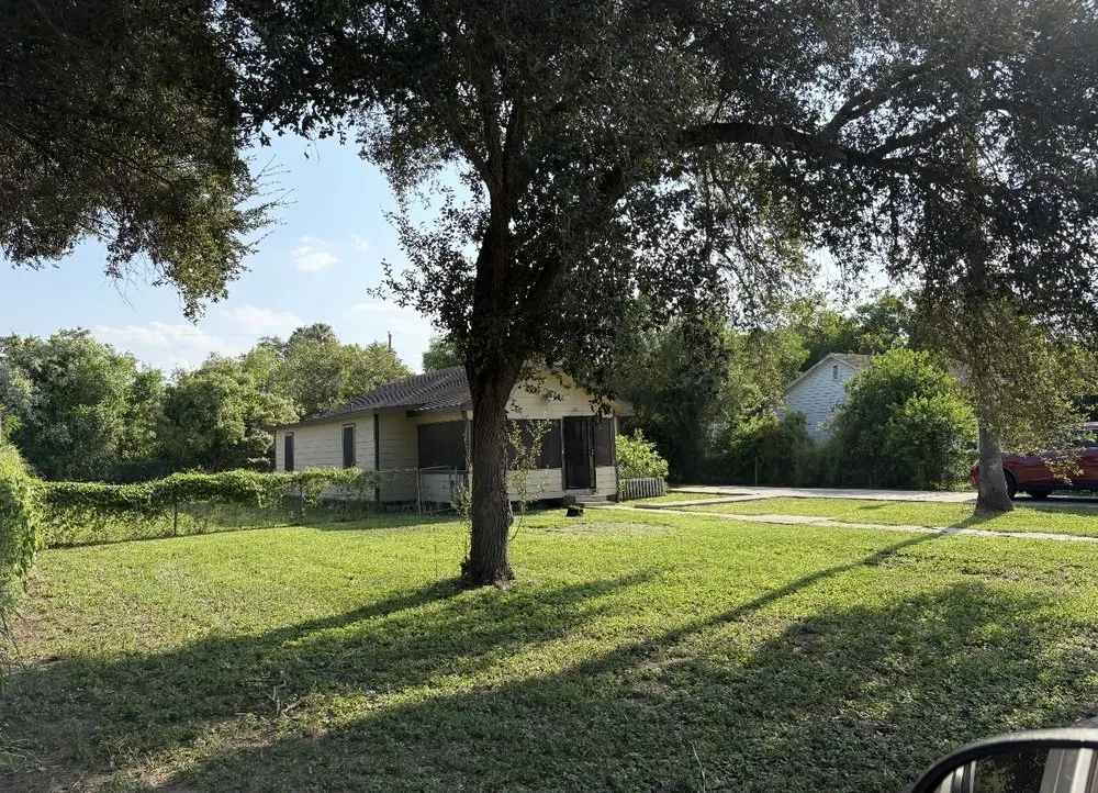 Professional lawn mowing service experts serving Mission, TX - Ruiz Landscaping