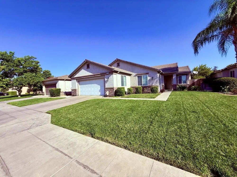 Professional garden landscaping in Fresno, CA - Ruiz Lawn Service