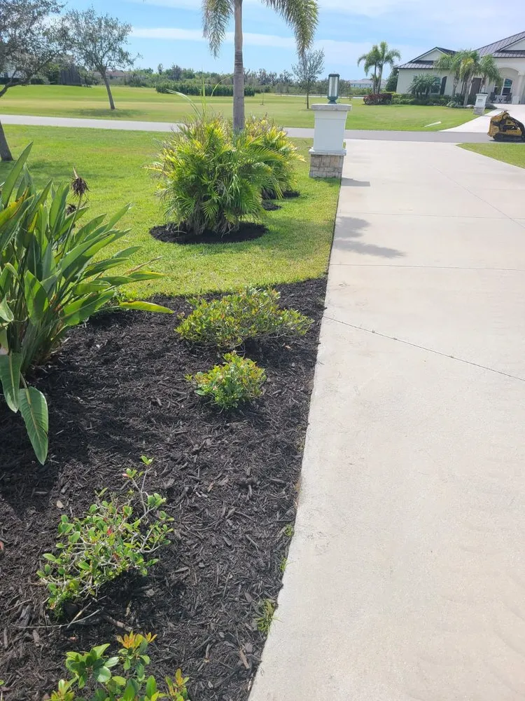 Expert garden landscaping in Sarasota, FL by Ruiz Lawncare and Landscaping