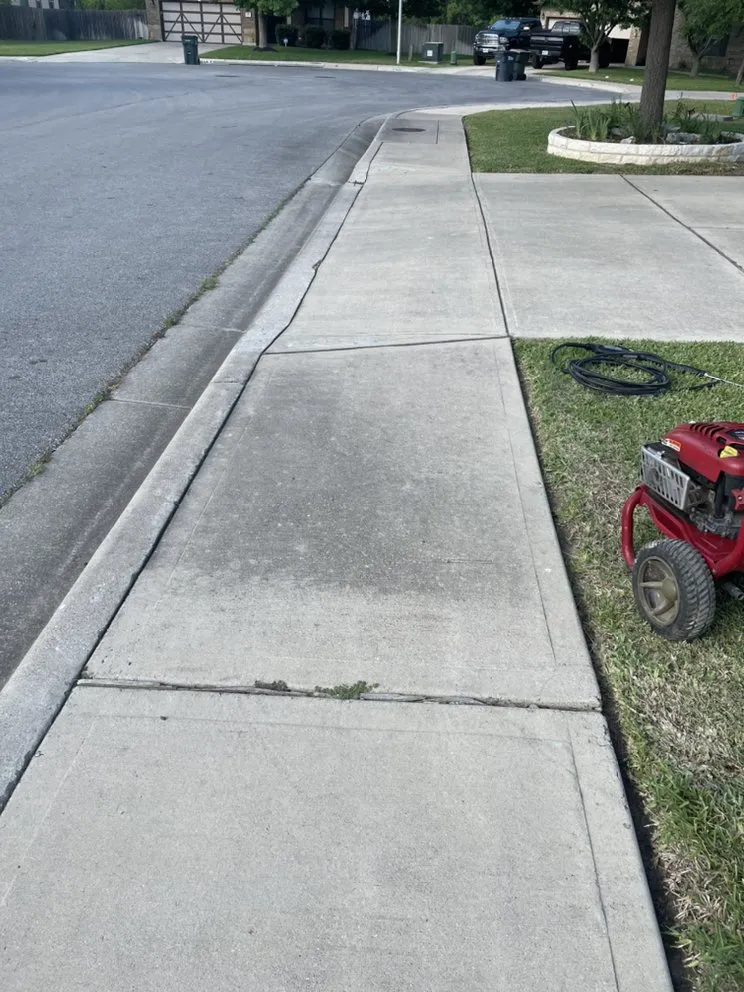 Reliable yard maintenance in Kyle, TX by Ruiz’s Pressure Washing And Lawn Care
