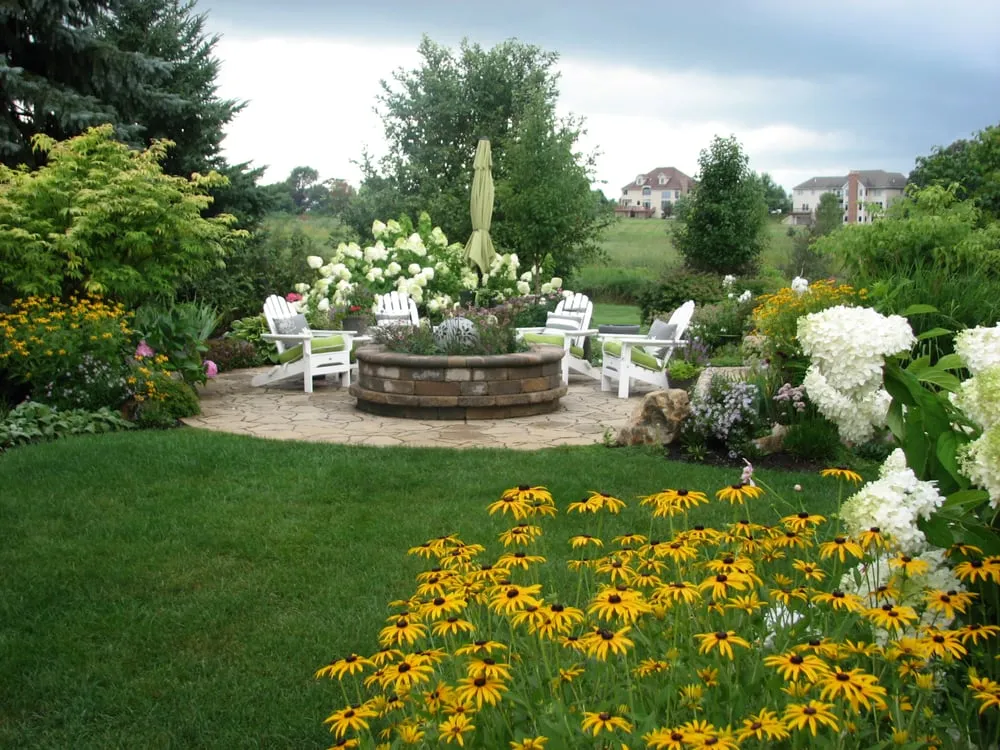 Local garden landscaping in Elgin, IL - Runde's Landscape Contractors