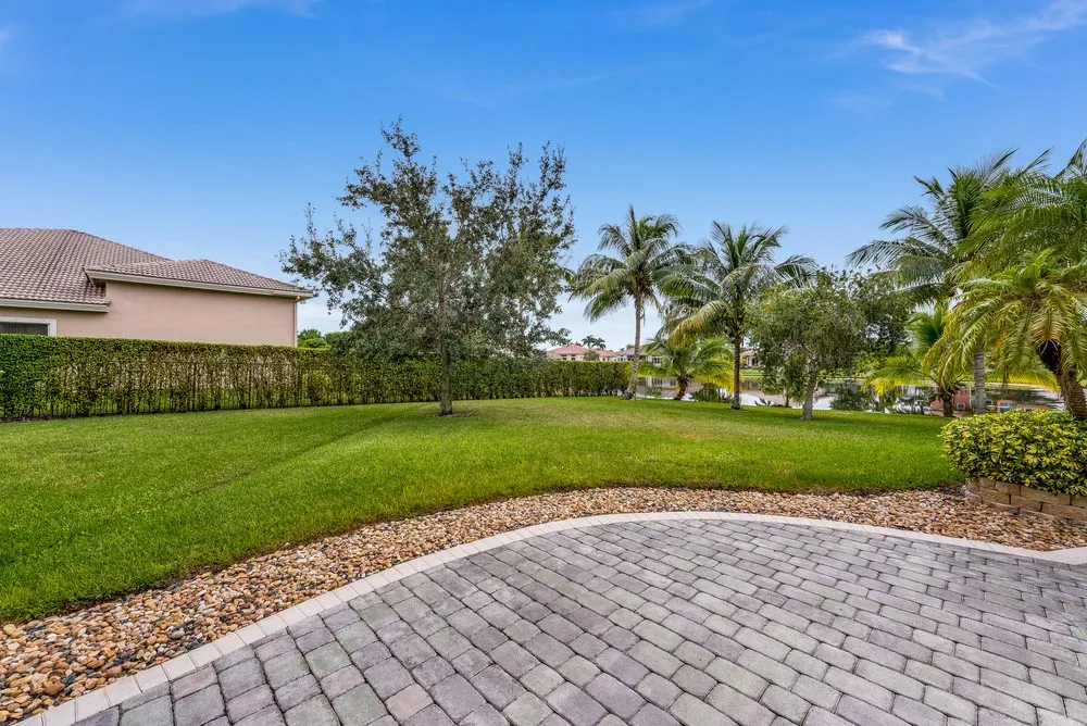 Expert yard maintenance in Oviedo, FL - Russell's Irrigation & Landscaping