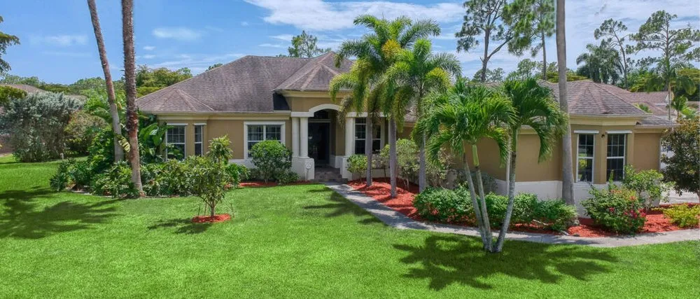 Expert garden landscaping in Fort Pierce, FL by Russell's Lawn Care of the Treasure Coast
