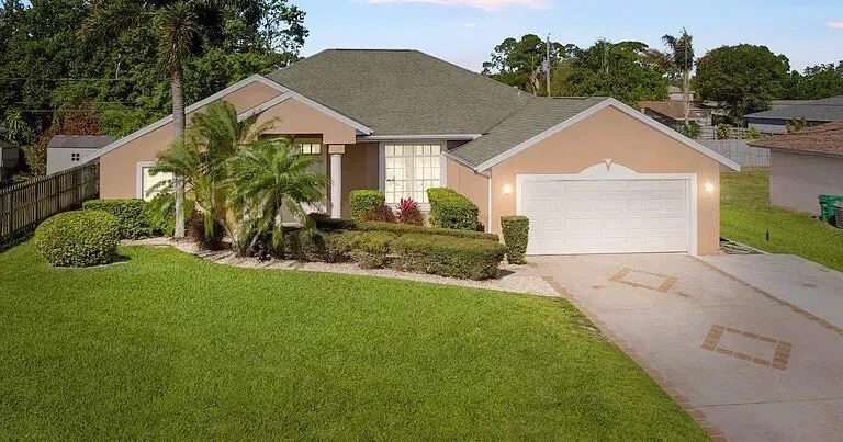 Reliable yard cleanup service in Fort Pierce, FL - Russell's Lawn Care of the Treasure Coast