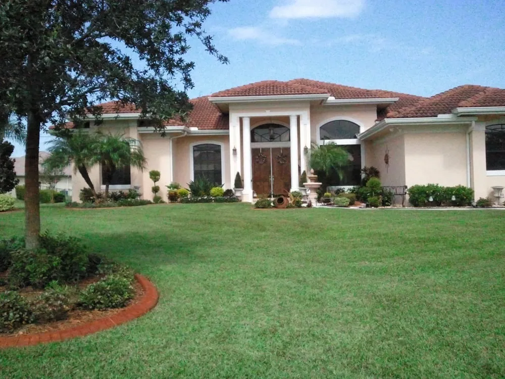 Custom lawn mowing service in Fort Pierce, FL - Russell's Lawn Care of the Treasure Coast