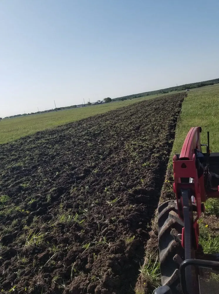 Local garden landscaping experts serving Lexington, TX - Rusty Tractor Land Maintenance