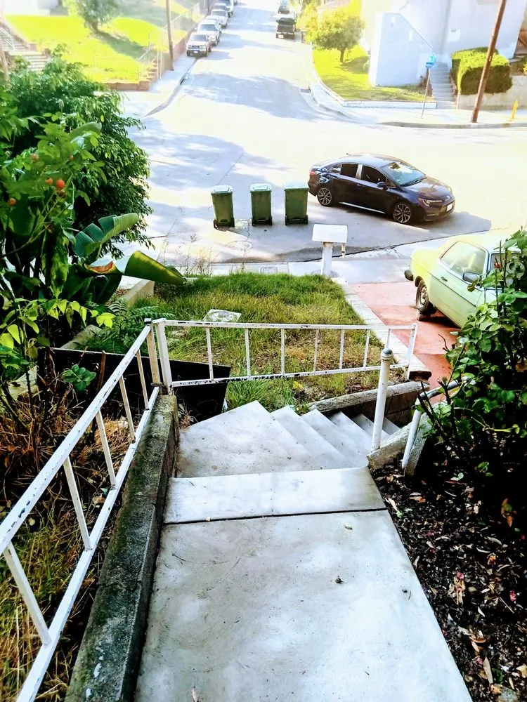 Custom lawn mowing service experts serving Los Angeles, CA - Ryder's Elite Services