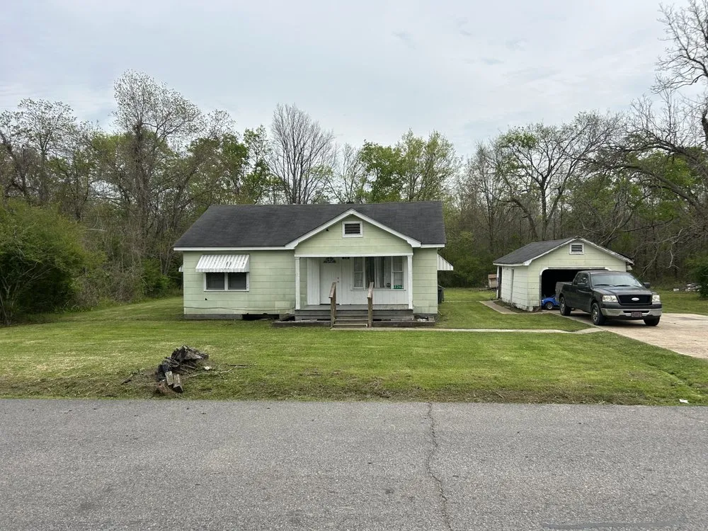 Professional lawn care service experts serving Natchez, MS - S & T Lawn Care