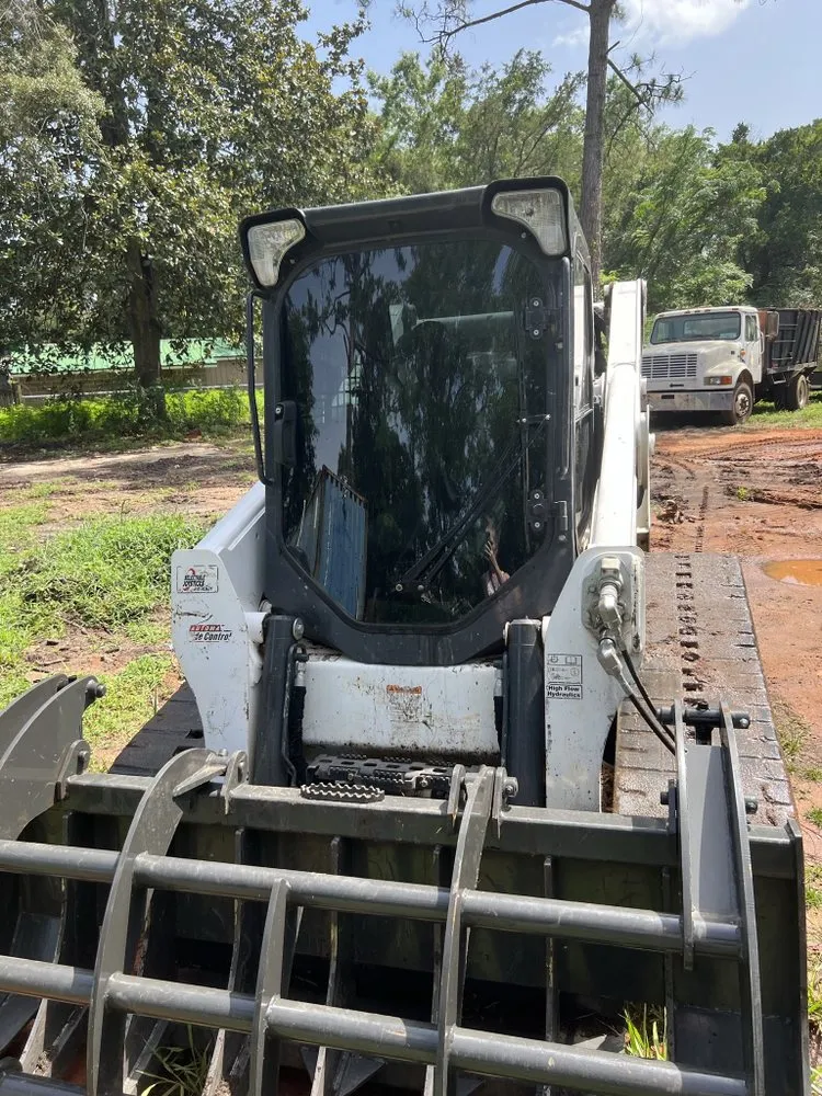 Trusted yard cleanup service in Navarre, FL by saffron Lynn young