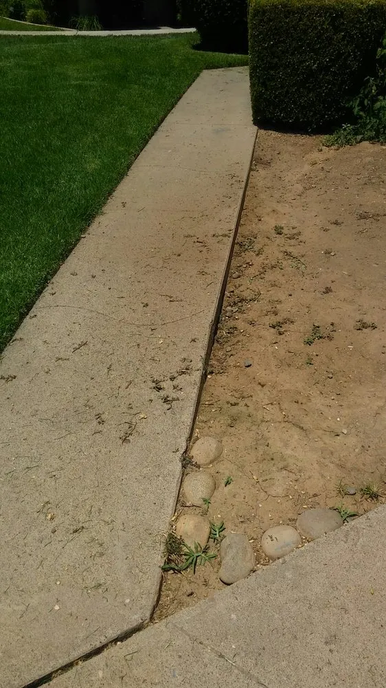 Expert lawn mowing service experts serving Elk Grove, CA - Saldana Landscape & Maintenance