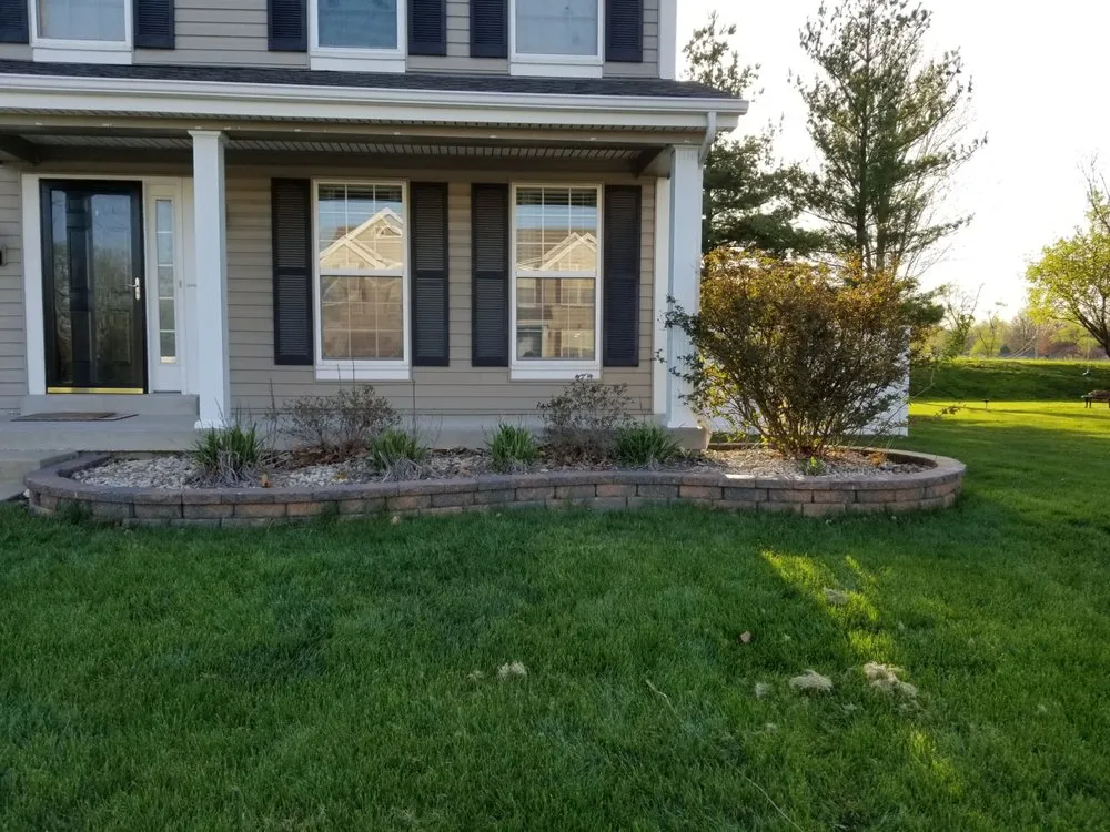 Top-rated lawn care service in Fairview Heights, IL by Saldana's Company