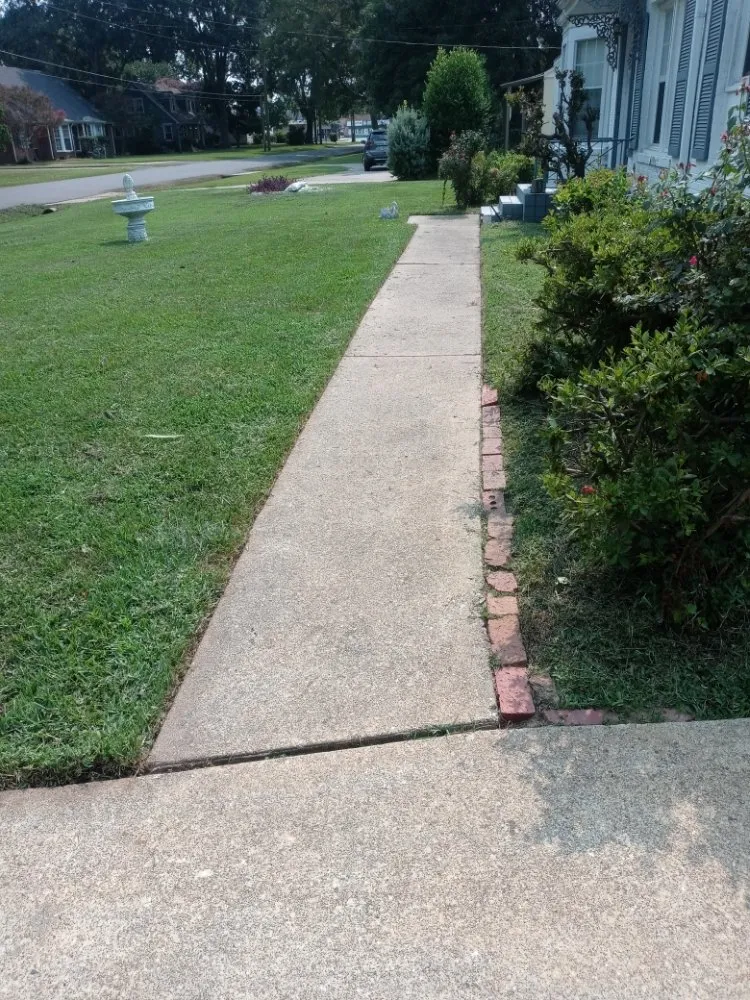 Top-rated lawn mowing service in Shreveport, LA - Salone's Family Welding and Lawn care