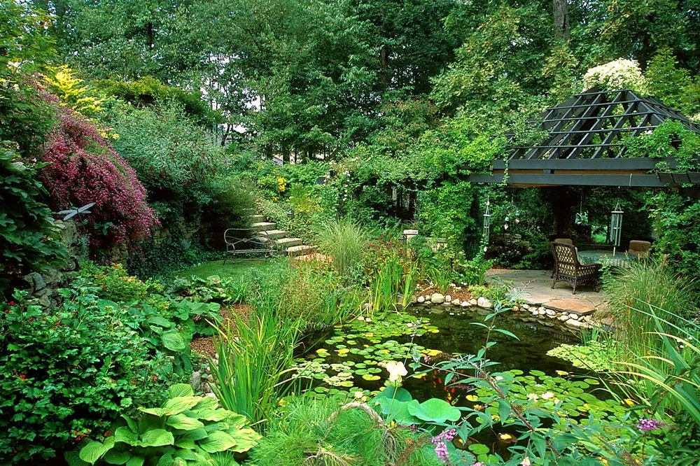 Custom lawn mowing service in Akron, OH by Salsbury Schweyer