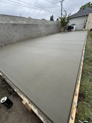 Salvador's Lawn service and concrete Logo