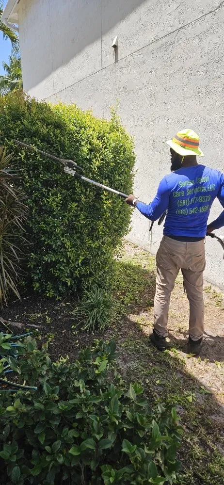 Trusted yard maintenance for homes in Lake Worth, FL by Samex Lawn Care Services