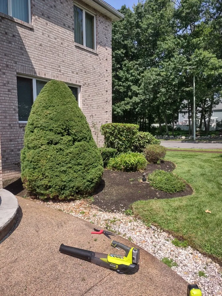 Custom yard maintenance in Worcester, MA - Sammy's Handy Master Service