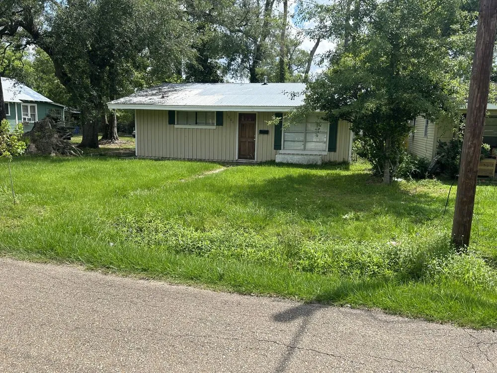 Affordable lawn care service for residential properties in Loranger, LA by Sam’s lawn care