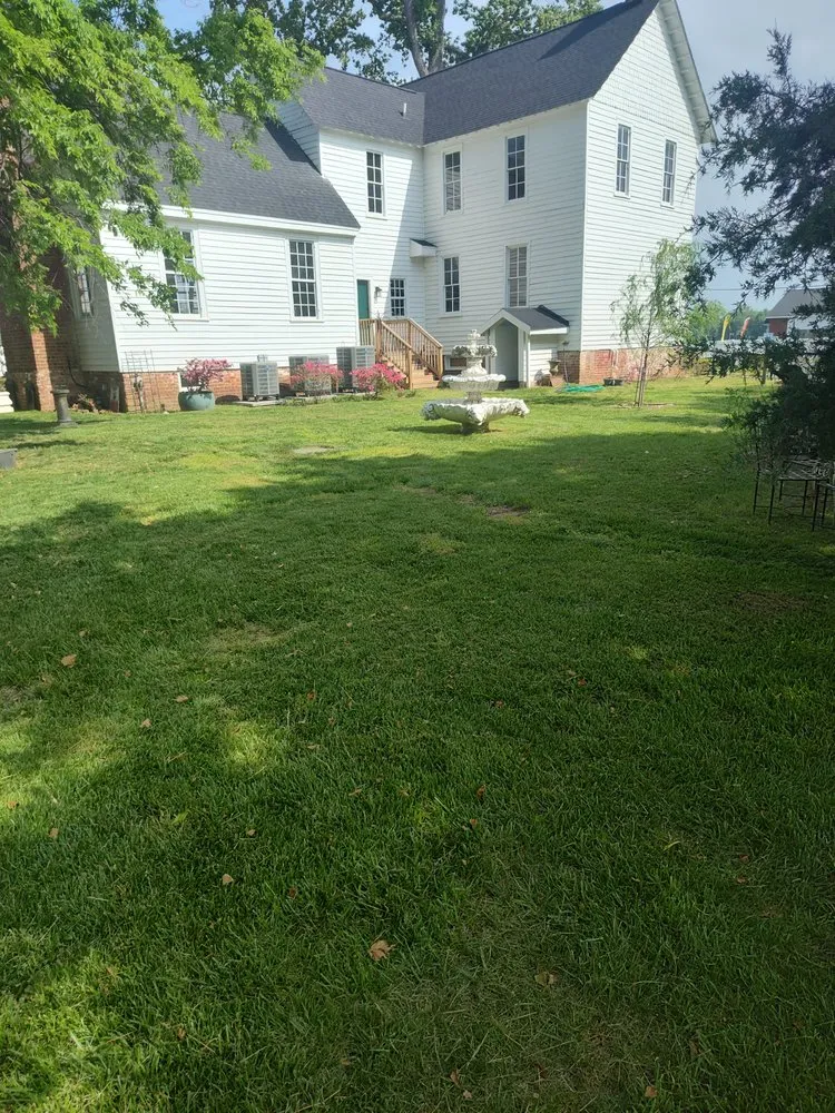 Custom lawn mowing service for beautiful yards across Hustle, VA - Sam's Lawncare