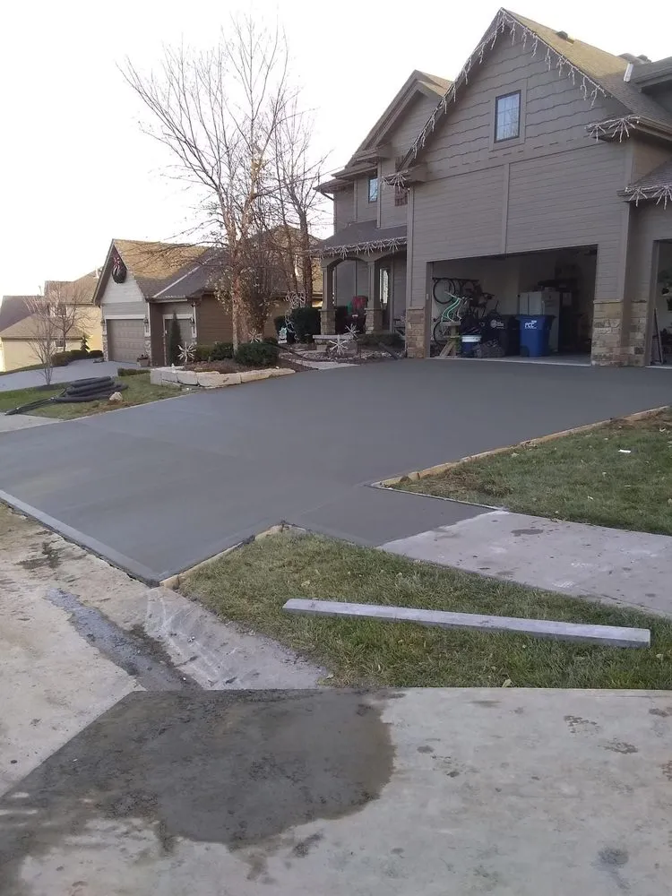 Expert yard maintenance near you in Omaha, NE by Santacruz General Services