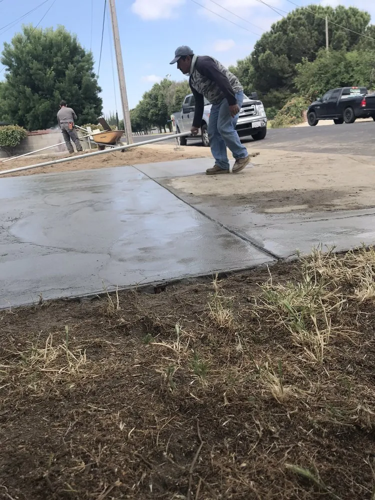 Local yard maintenance near you in Delhi, CA by Santacruz Yard Maintenance