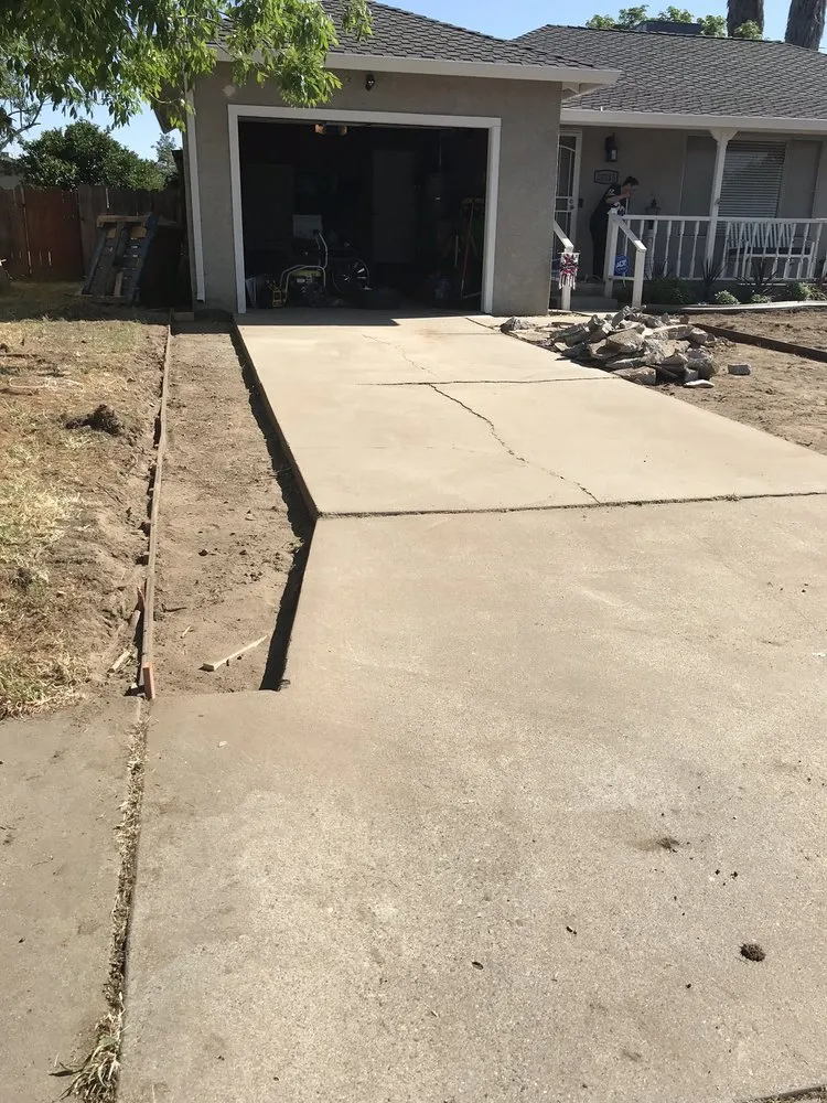 Professional yard cleanup service for beautiful yards in Delhi, CA by Santacruz Yard Maintenance