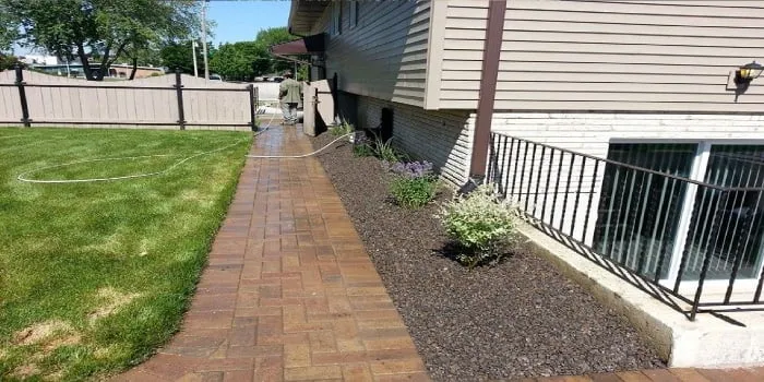 Top-rated lawn care service in Burbank, IL by Santana's Landscaping