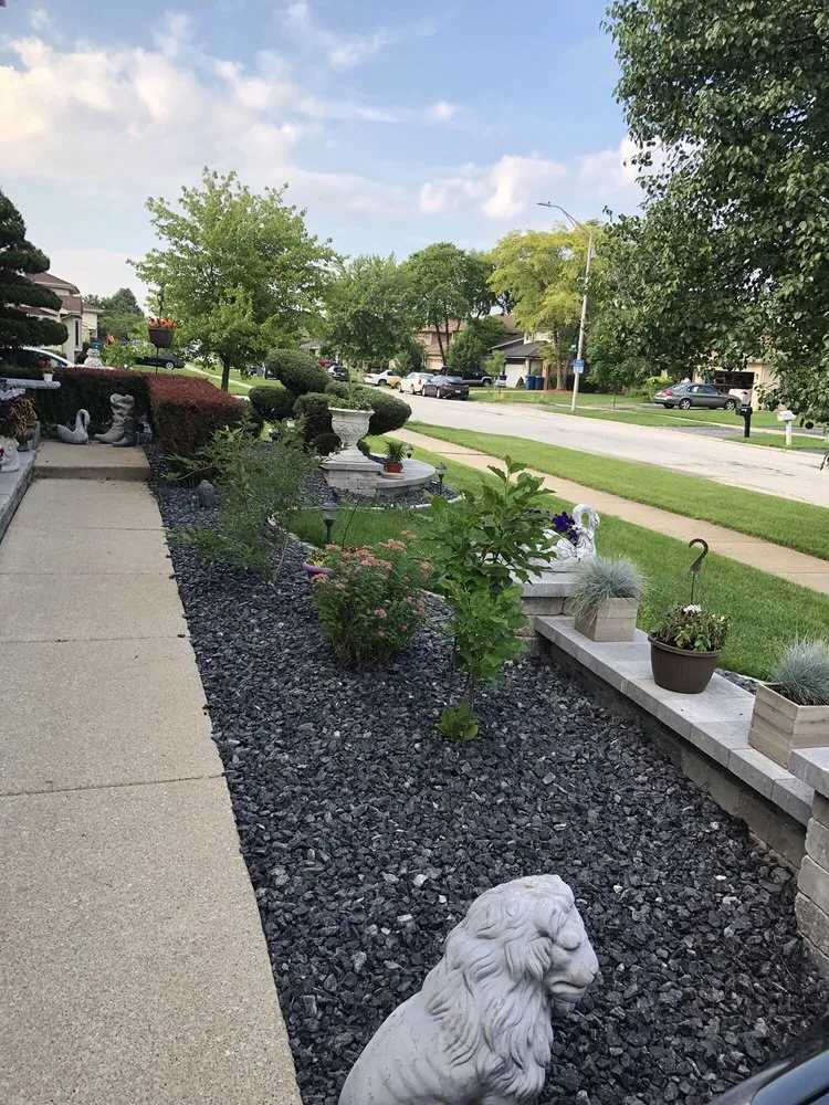 Reliable yard cleanup service in Burbank, IL by Santana's Landscaping
