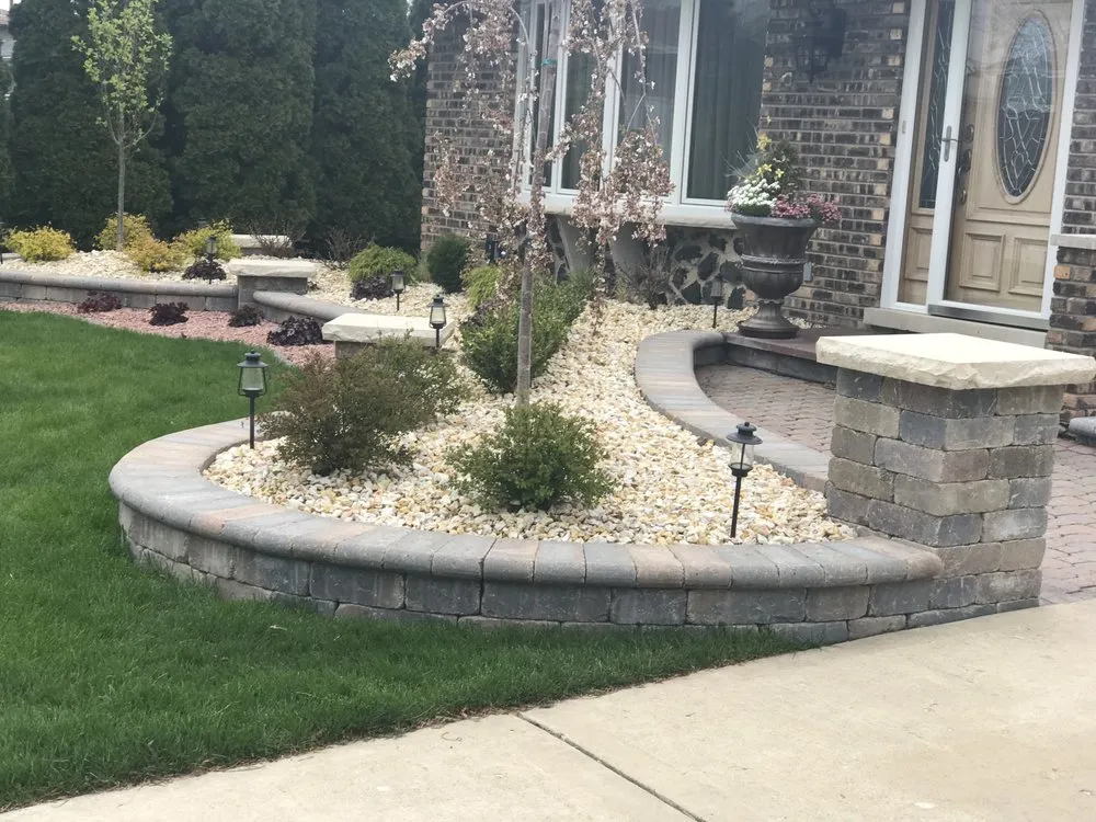 Custom yard maintenance in Burbank, IL by Santana's Landscaping