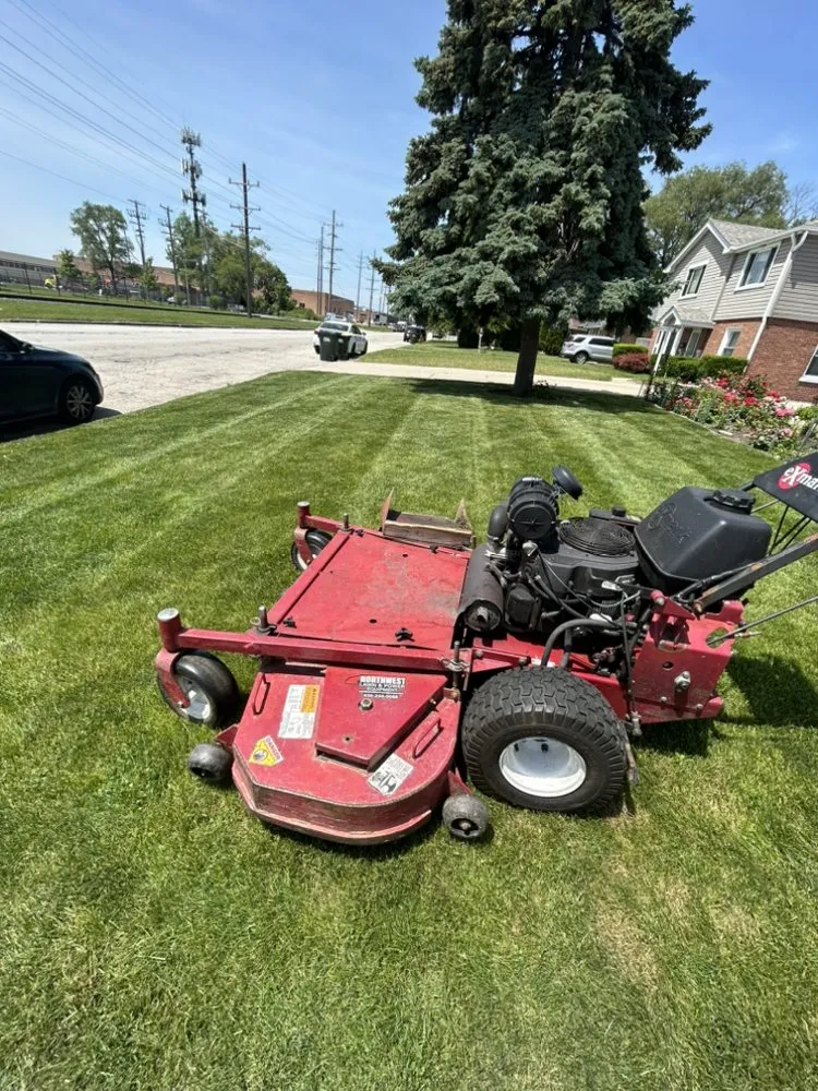 Reliable yard maintenance in Northlake, IL by Santiago’s Lawn Care
