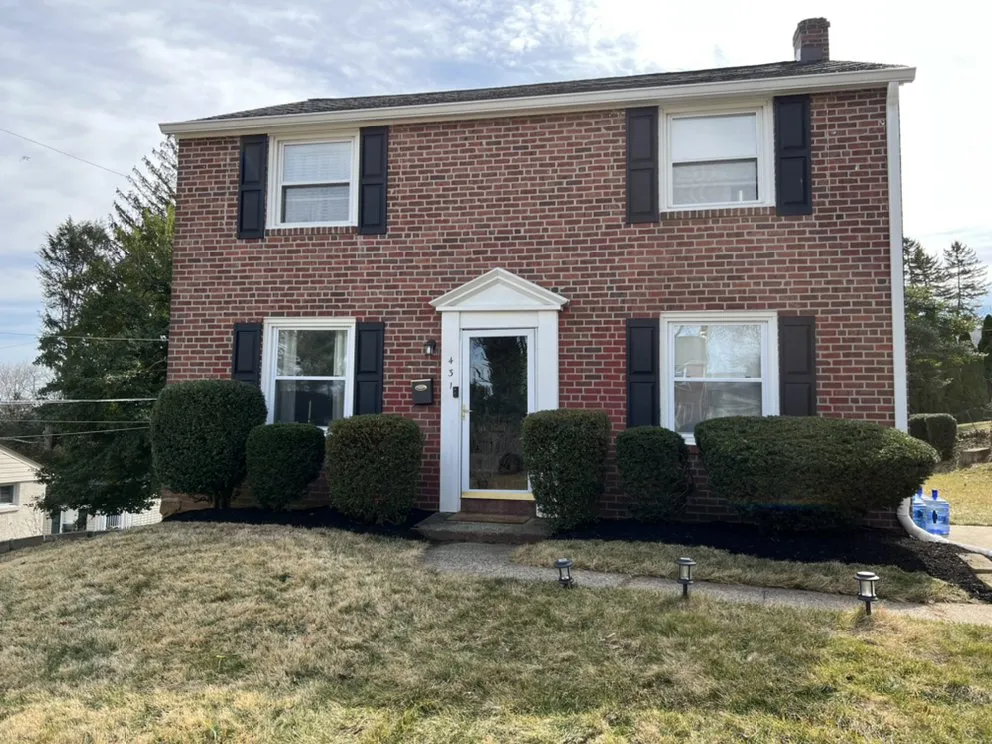 Reliable yard maintenance for residential properties in Springfield, PA by Santivasci Landscaping