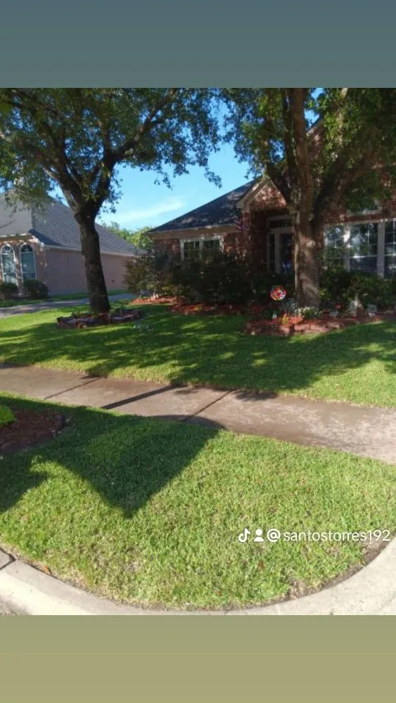 Expert lawn care service experts serving Richmond, TX - Santos Lawn Services