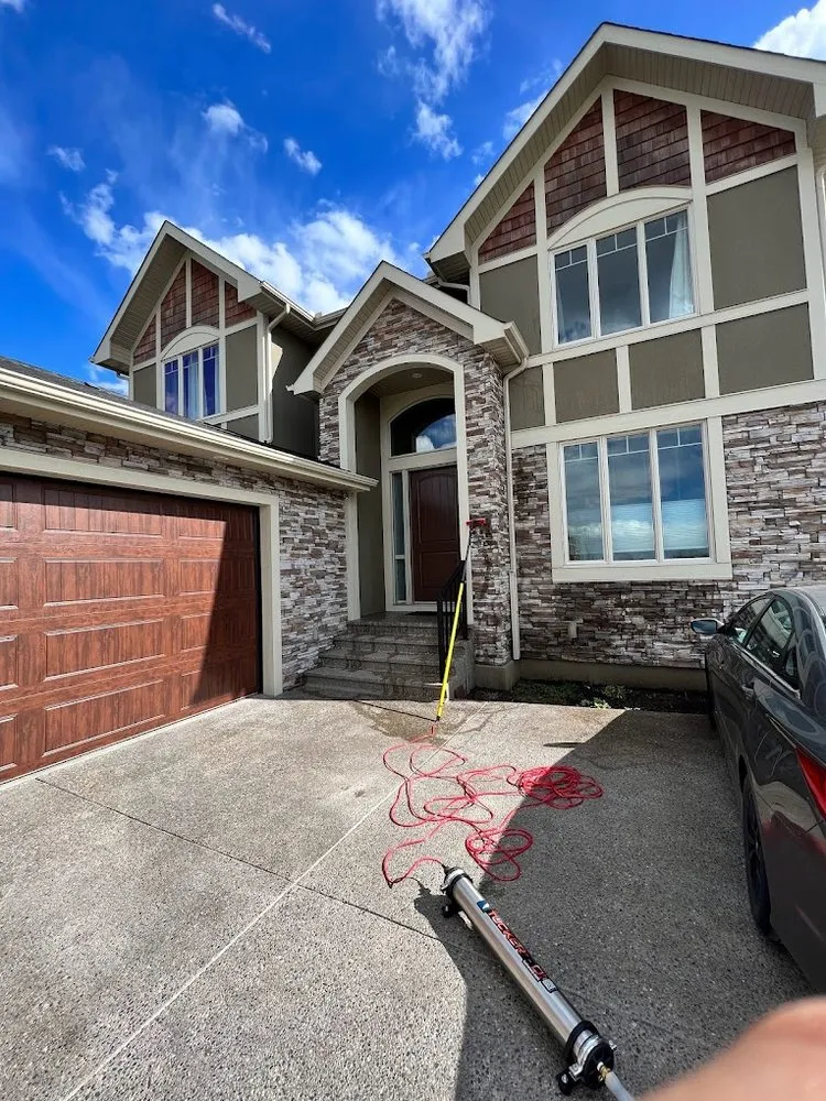 Reliable lawn mowing service experts serving Calgary, MT - Sapphireum Services - Calgary