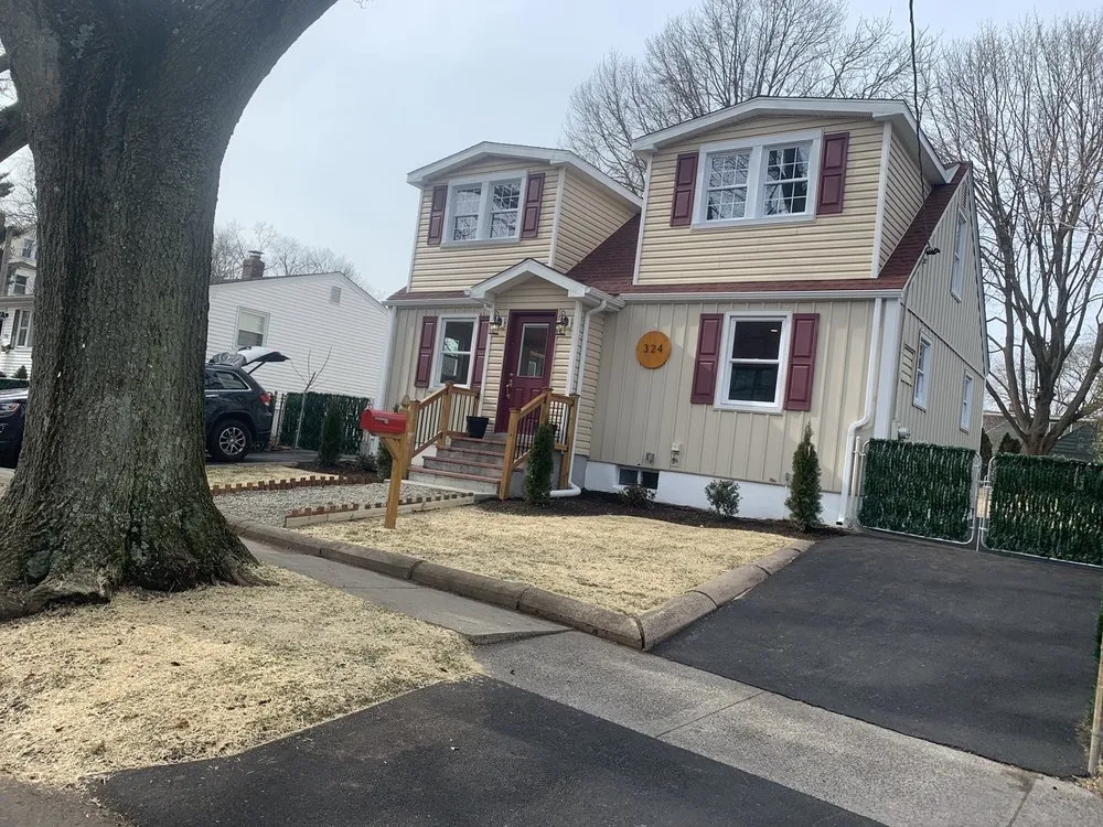 Professional lawn mowing service experts serving New Haven, CT - Sarango Landscaping & Construction