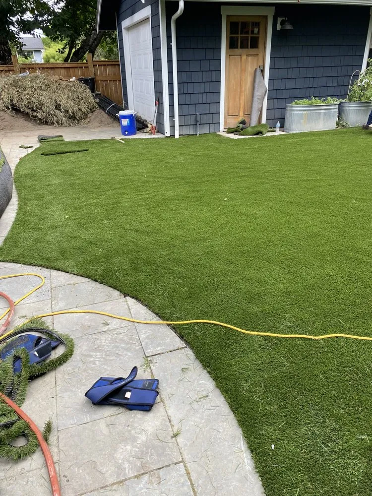Professional lawn care service experts serving Kent, WA - Sauz Landscaping