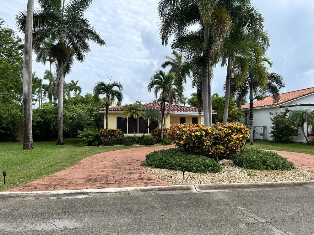 Top-rated landscape design for year-round maintenance in Davie, FL by Saveurs Landscape & Design