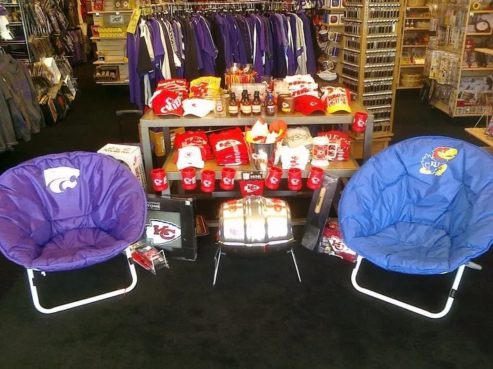 Custom yard cleanup service for homes in Davie, FL by Saveurs Landscape & Design