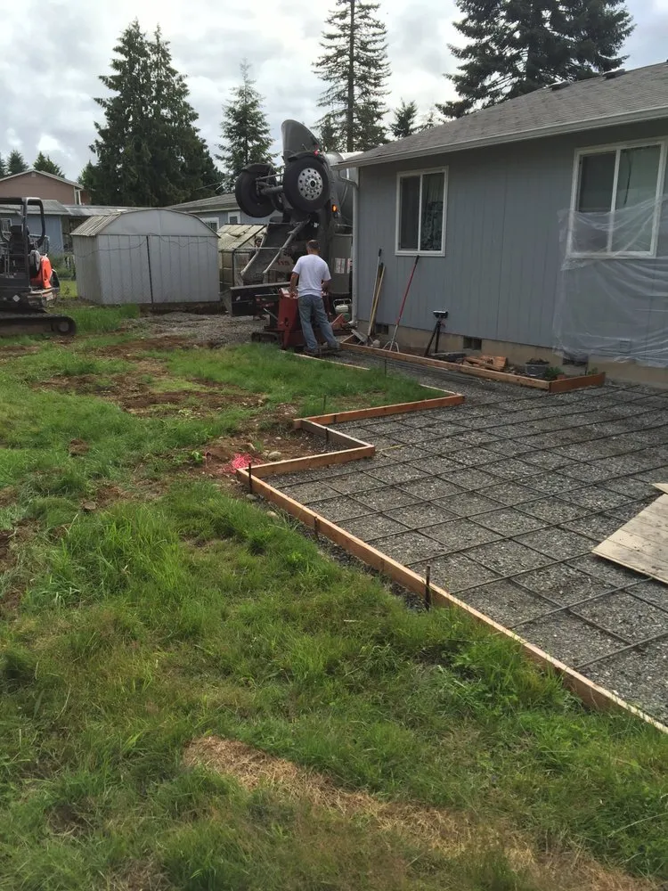 Professional lawn care service experts serving Maple Valley, WA - Saylor Landscaping