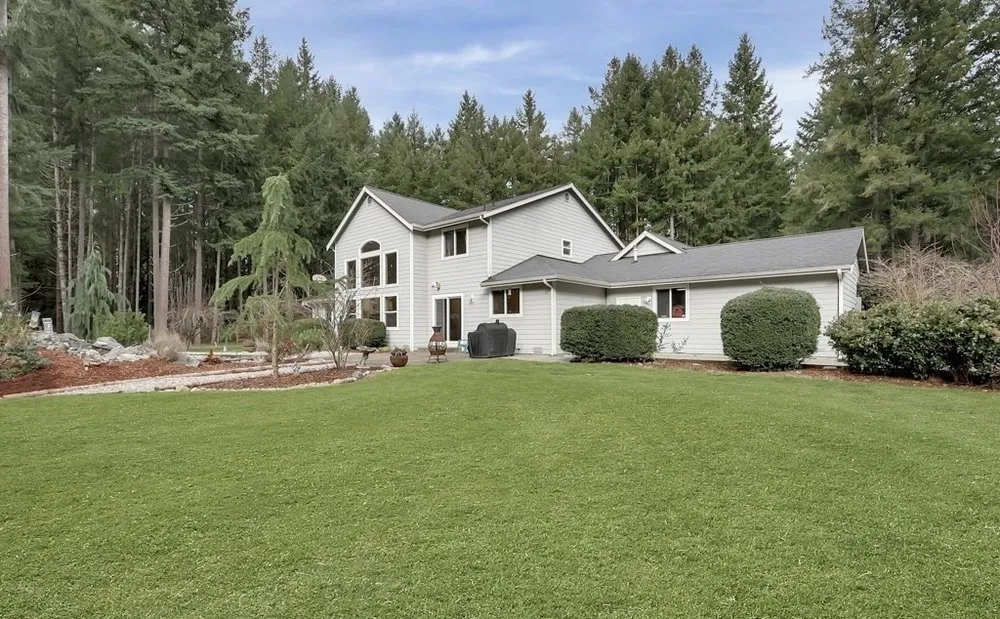 Local yard cleanup service for year-round maintenance in Jamestown, TN by Schell Landscaping