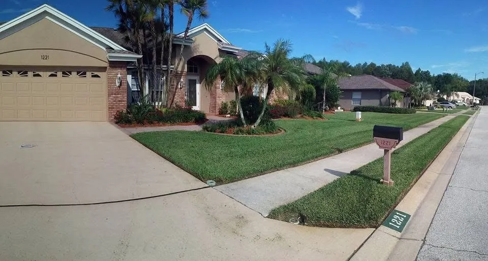 Top-rated lawn care service in Zephyrhills, FL - Scissorhands Lawn Service