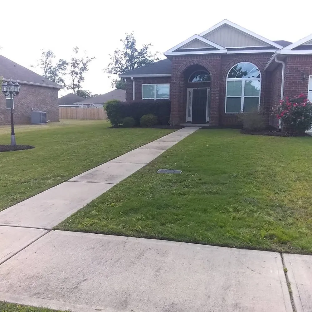 Expert garden landscaping for year-round maintenance in Hawkinsville, GA by Scott's Mowing & Lawn Care
