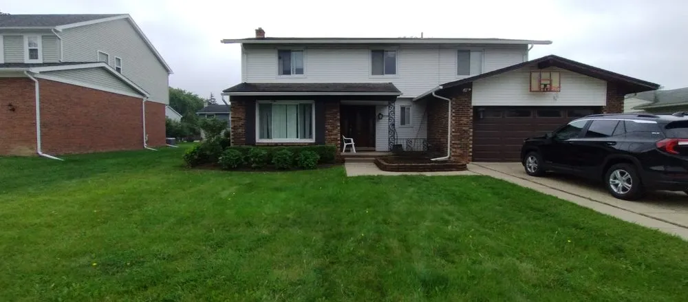 Trusted yard cleanup service for beautiful yards in Dearborn Heights, MI by Season pros