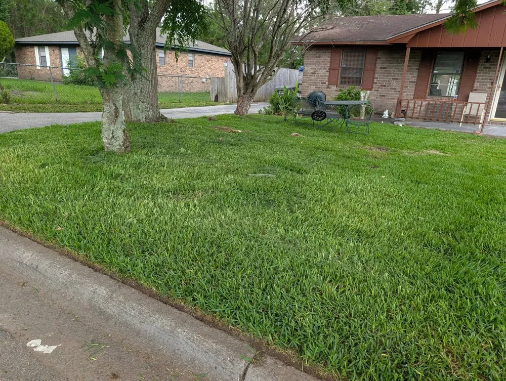 Affordable residential landscaping in Hinesville, GA by SeLecT Landscaping and Design