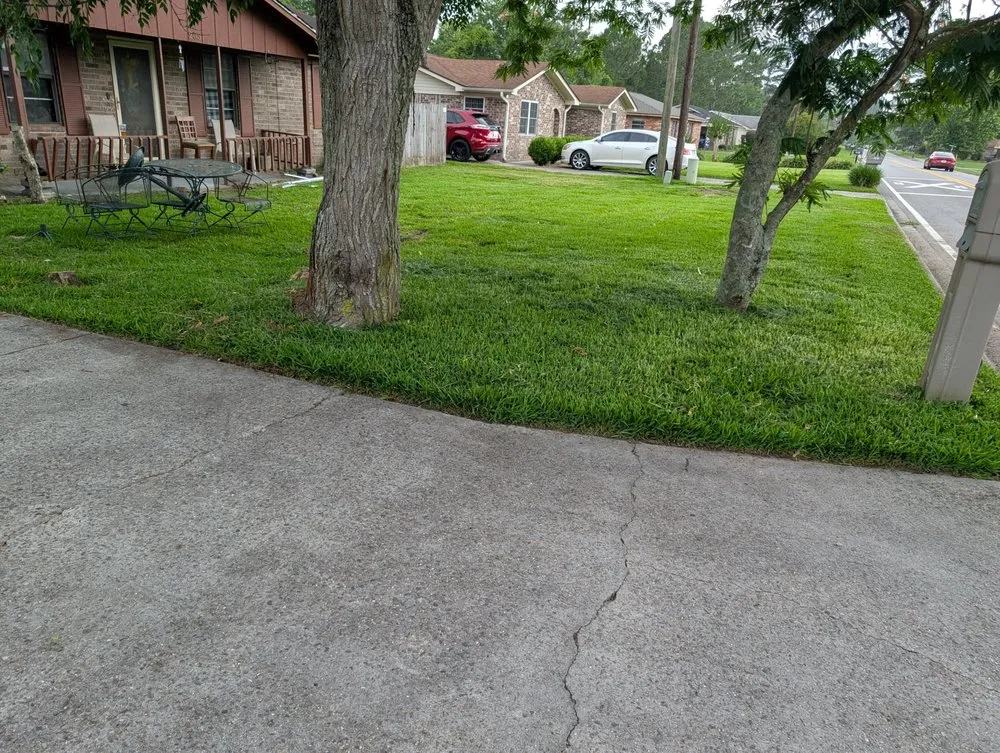 Reliable lawn mowing service in Hinesville, GA - SeLecT Landscaping and Design