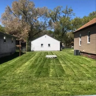 Self Made Lawn Care Logo